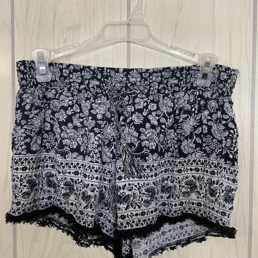 Mudd Black and White Stretchy Floral Women Shorts